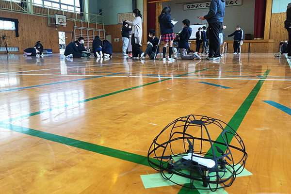 九電ドローンサービスと朝倉市立秋月小学校02