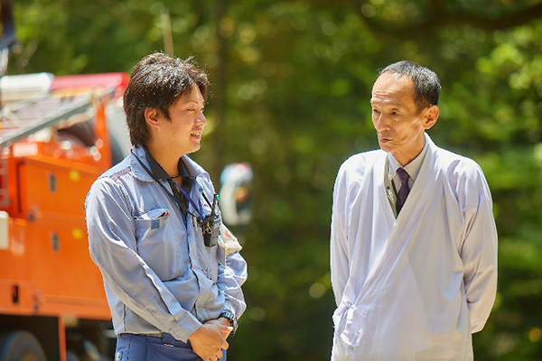 関西電力送配電の下平駿さんと春日大社の藤井暢さん